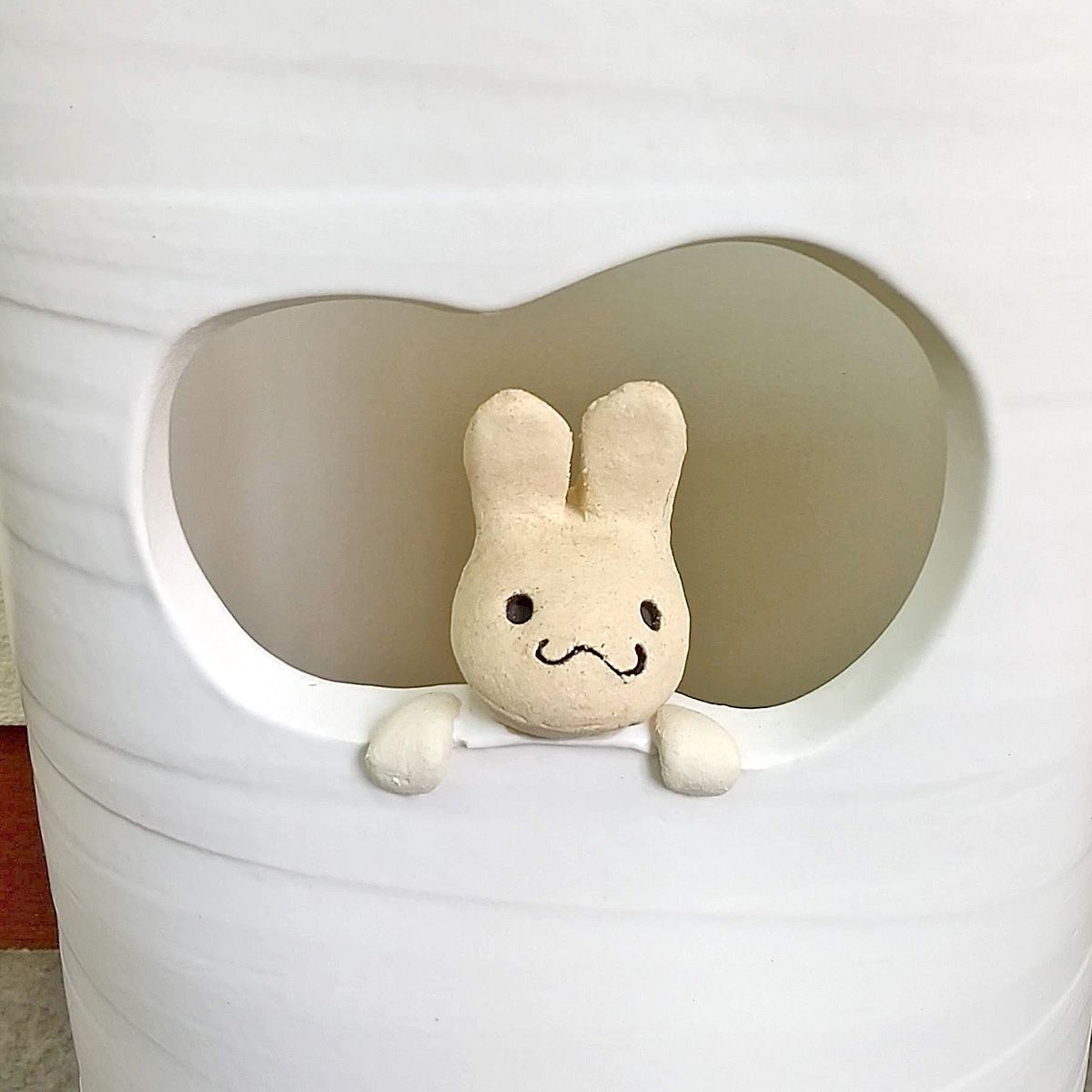 陶器傘立て 窓うさぎ傘立 ウサギ傘立て かわいい 信楽焼 丸伊製陶 2-2932 陶器傘立て 窓うさぎ傘立 信楽焼 丸伊製陶 傘約6本収納可能 かわいい