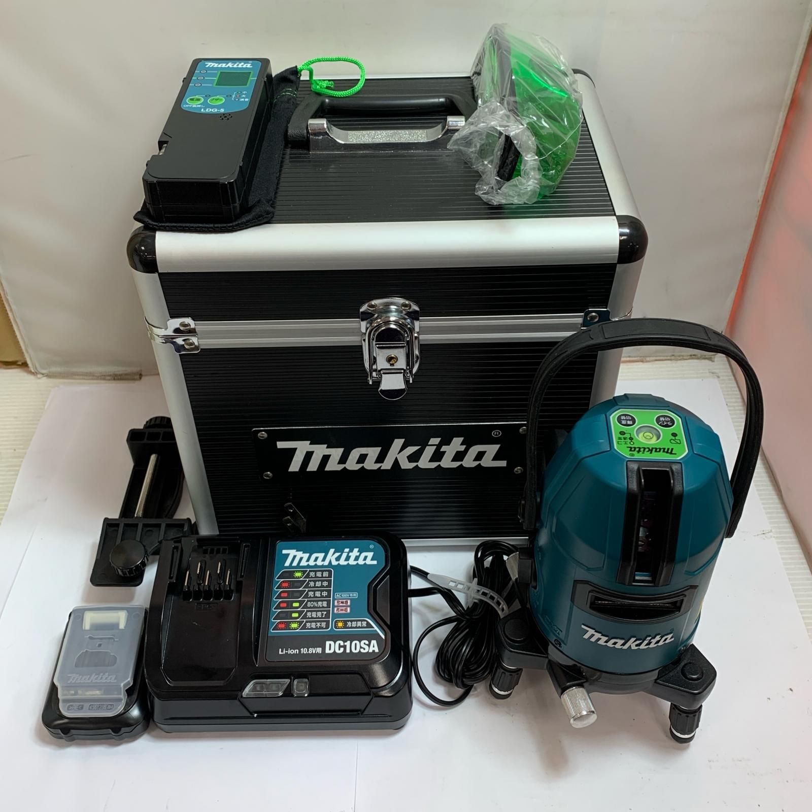 ♭♭MAKITA マキタ レーザー墨出し器 充電器 充電池1個 ケース付 1902726 グリーンレーザー 受光器 SK10GD