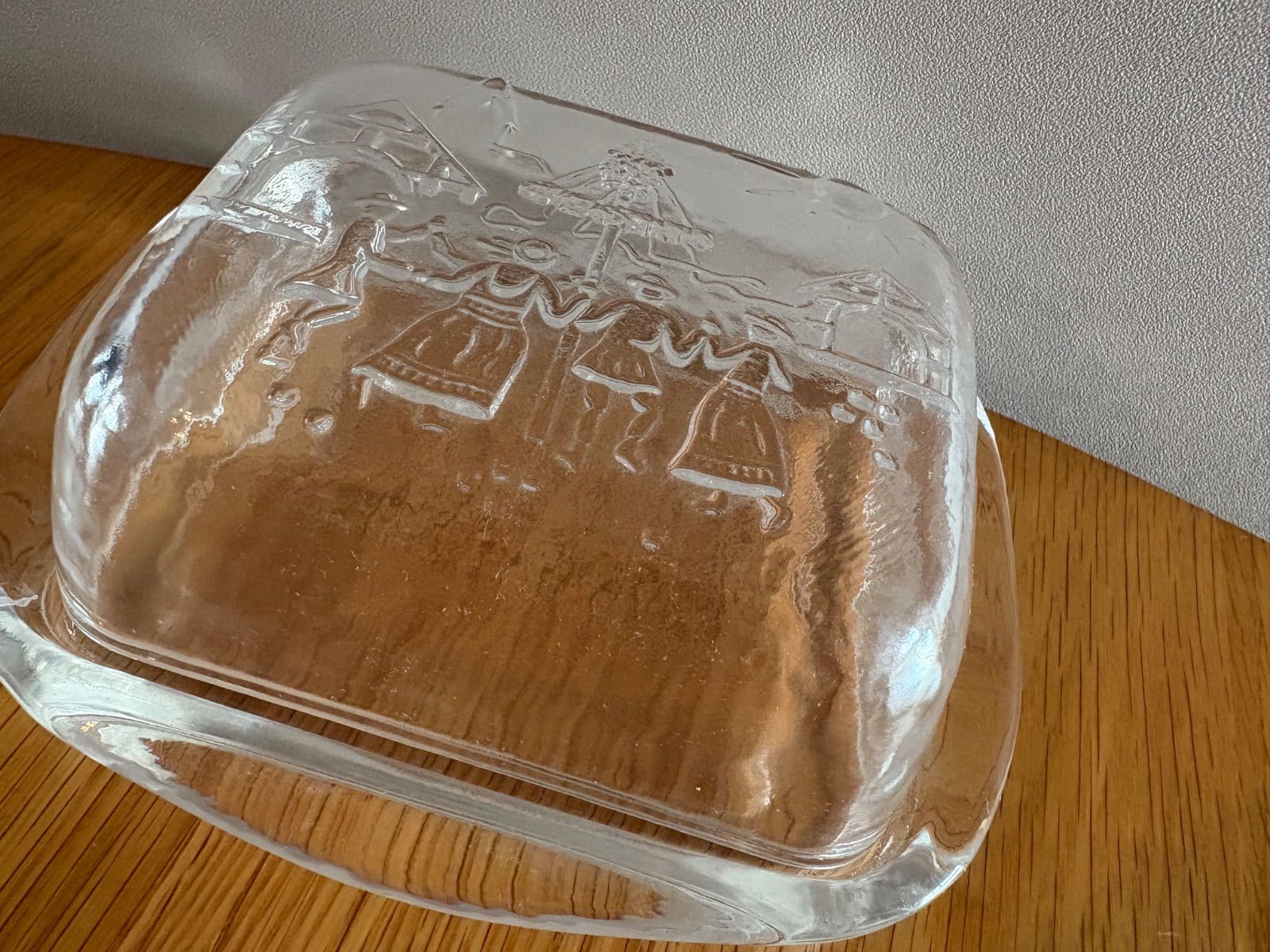 ドイツの古いガラスのバターケース