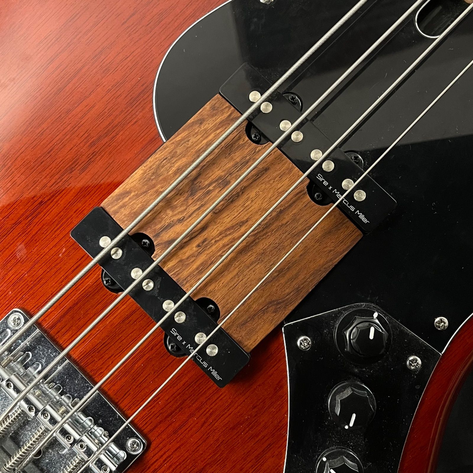 高さ調整 なフィンガーランプ | Fender系 60’s Jazz Bass _ ウォルナット材 サテンオイル仕上げ うさみみ工房