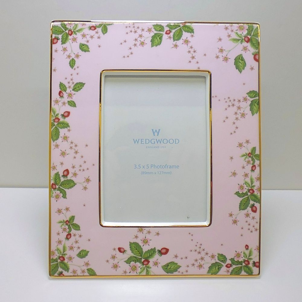 【値下げ】　ウェッジウッド　クリスタル　フォトフレーム　ワイルドストロベリー WEDGWOOD ウェッジウッド 写真立て ワイルドストロベリー
