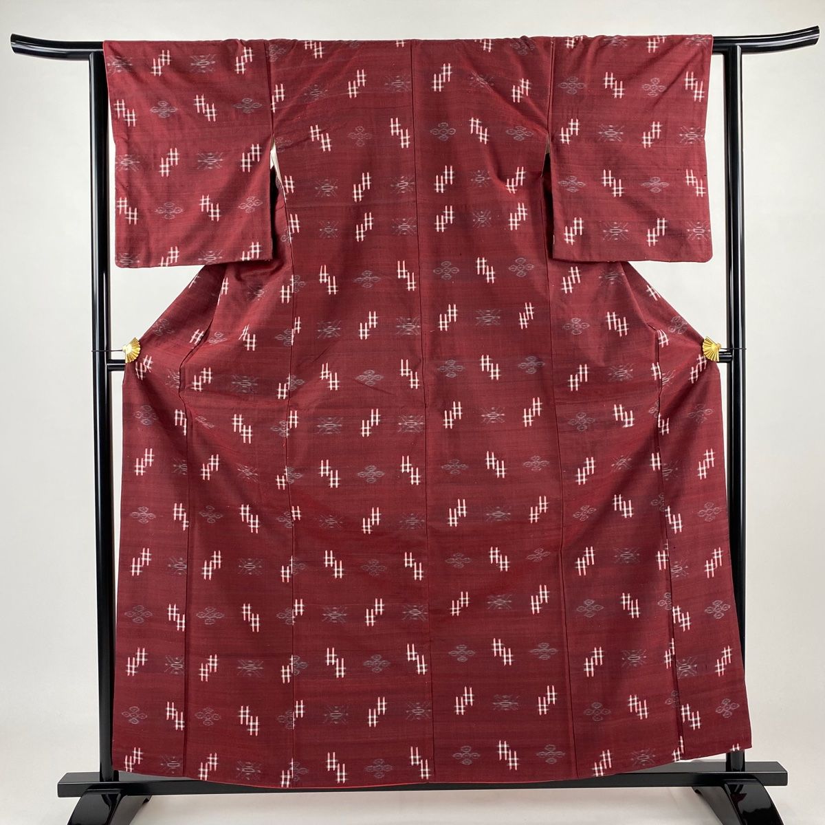 紬 身丈160cm 裄丈63cm S 袷 琉球本紬 証紙 井桁絣 幾何学 えんじ色 正絹