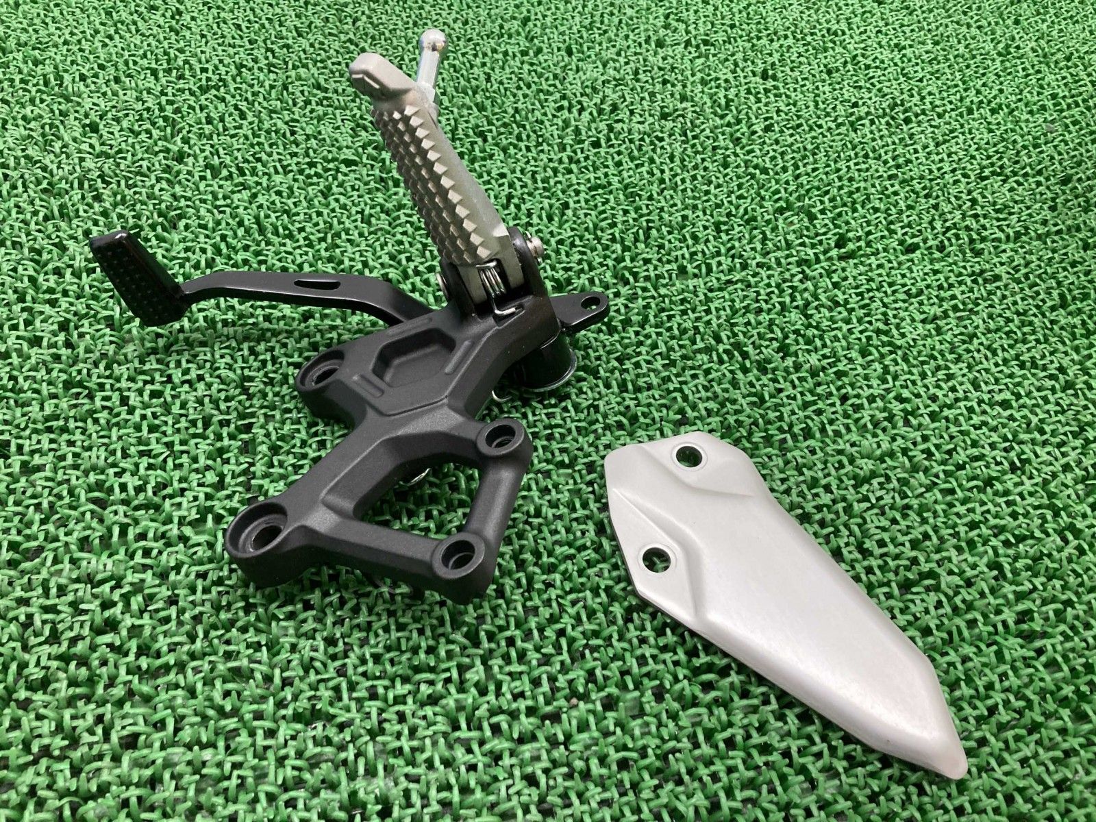 ZX-25R ステップ 右 SKT カワサキ 純正 バイク 部品 ZX250E ブレーキペダル ペグ ヒールガード コケキズ無し 車検 Genuine Mi