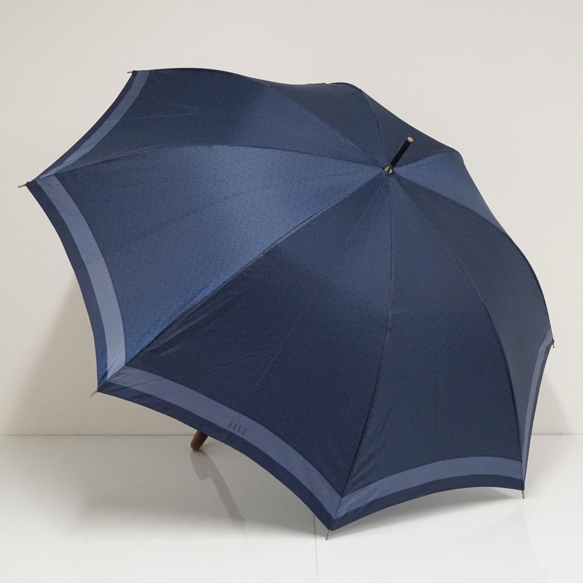 新品DAKS★雨傘★シグネチャー　ダックス★黒　65cm★イギリス王室✴︎贈り物 秋雨におすすめ！英国王室御用達ブランド「DAKS」の傘をご紹介