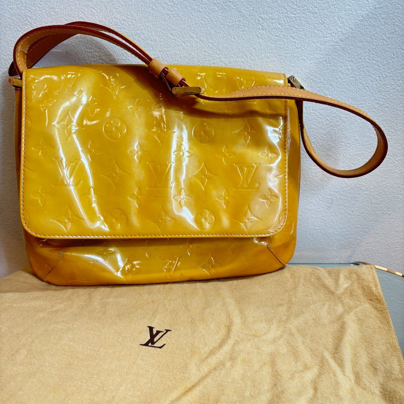 Louis Vuitton エナメル イエロー バッグ Louis Vuitton ヴェルニ