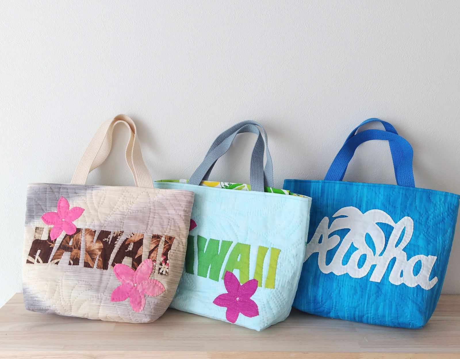 グリーンに綺麗なぼかし染めのプルメリアのトートバッグ　ハワイアンキルト グリーンに綺麗なぼかし染めのプルメリアのトートバッグ ハワイアンキルト