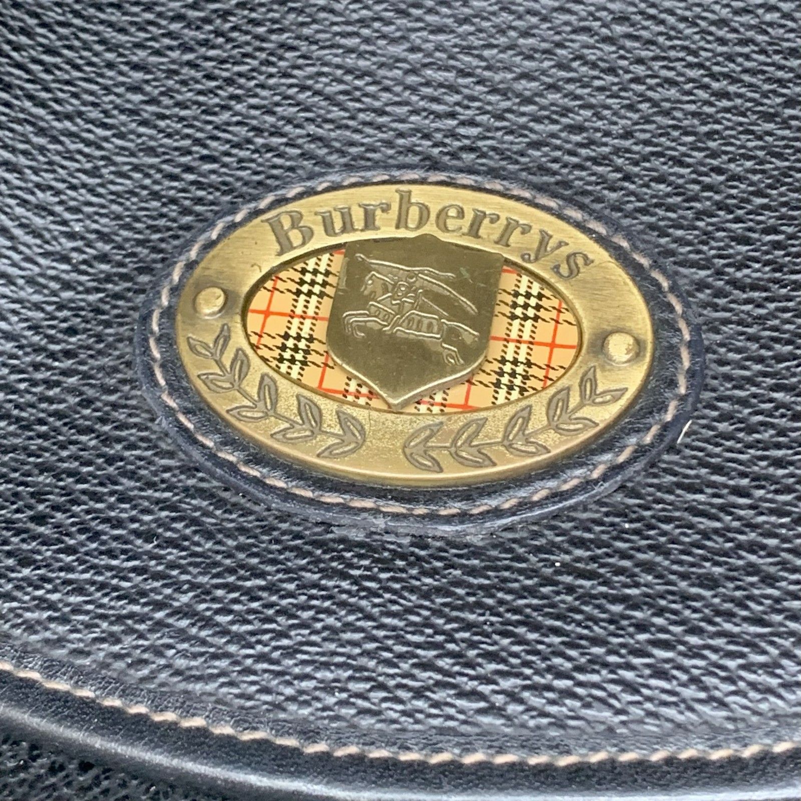 Z293 【Burberry】バーバリーズ レザーショルダーバッグ エンブレム ノバチェック Burberrys　ホースロゴ　イタリア製 中古ヴィンテージ Z293 【Burberry】バーバリーズ レザーショルダーバッグ エンブレム