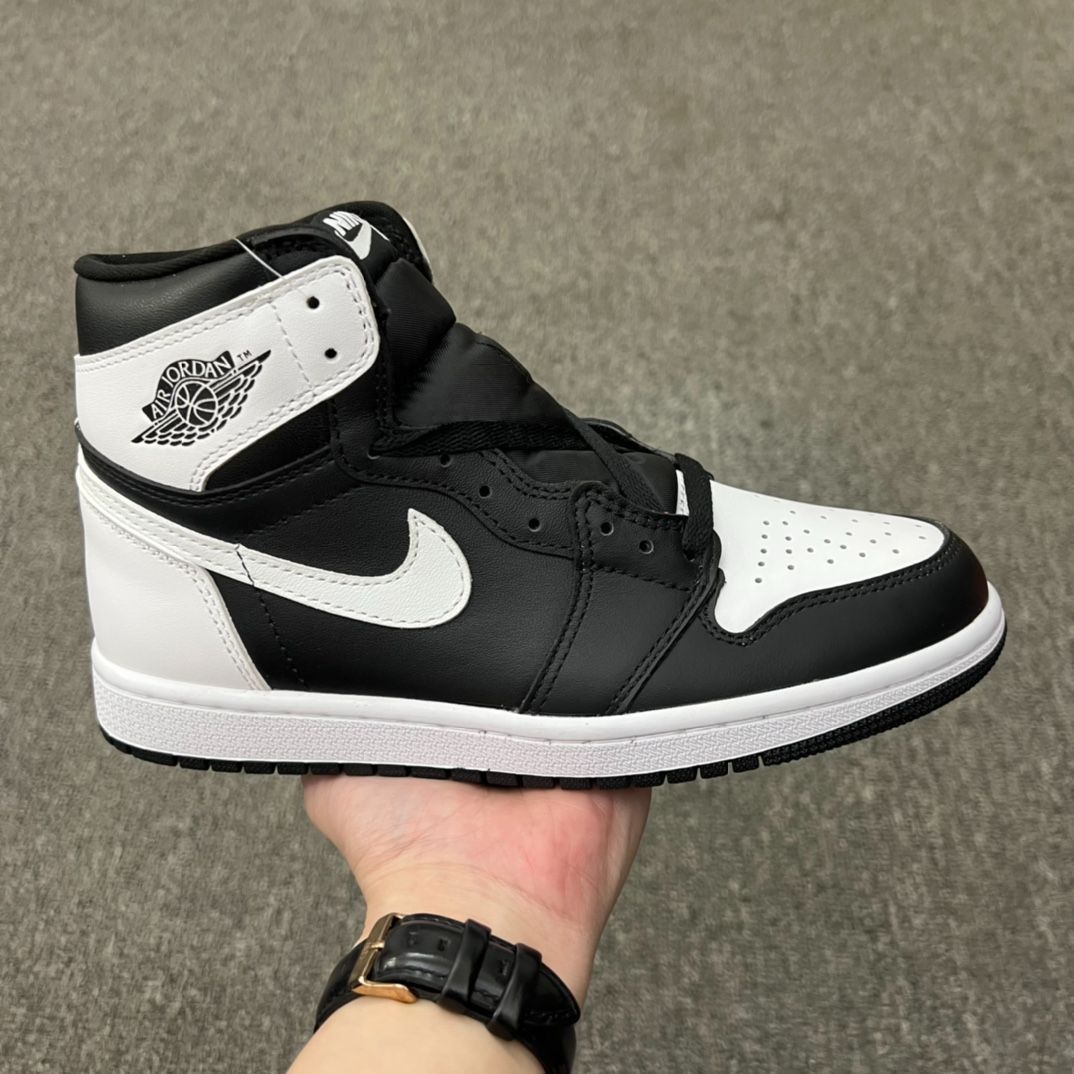 ナイキ エアジョーダン1 レトロ ハイ OG ブラック/ホワイトDZ5485-010