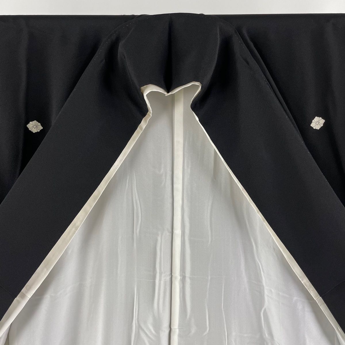 黒留袖 身丈163.5cm 裄丈64cm M 袷 蒋雪英 やまと 落款あり 宝尽くし 金糸 刺繍 黒 正絹 逸品 中古 黒留袖 身丈163cm 裄丈65cm M 袷 蒋雪英 やまと 御所車 草花 刺繍 金彩 黒