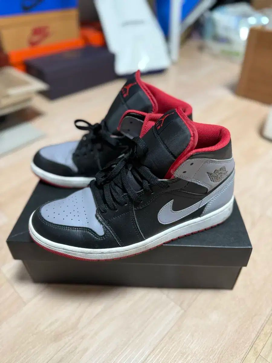 285 NIKE ナイキ エア ジョーダン 1 ミッド ブレーザー 影 Bred Shadow