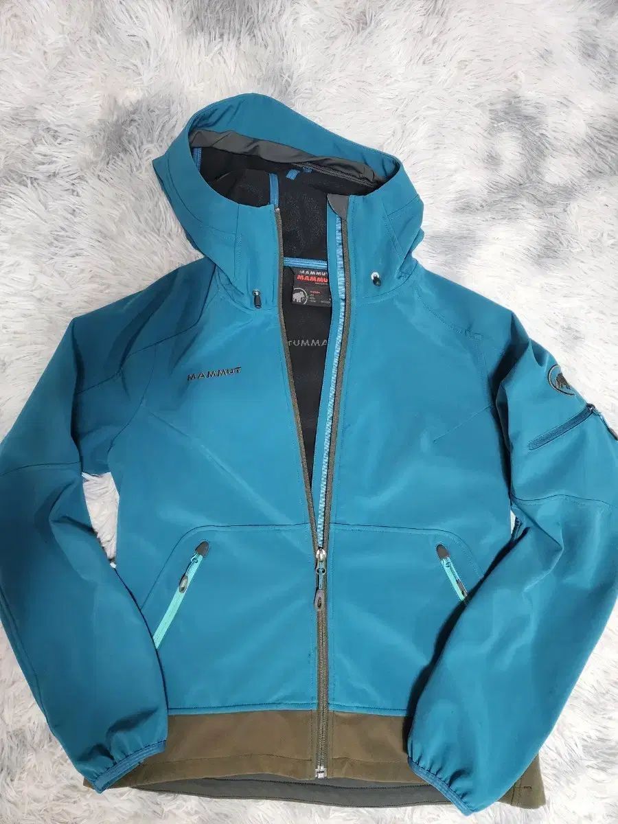 マムート ソフトシェル フード ジャケット ブルー