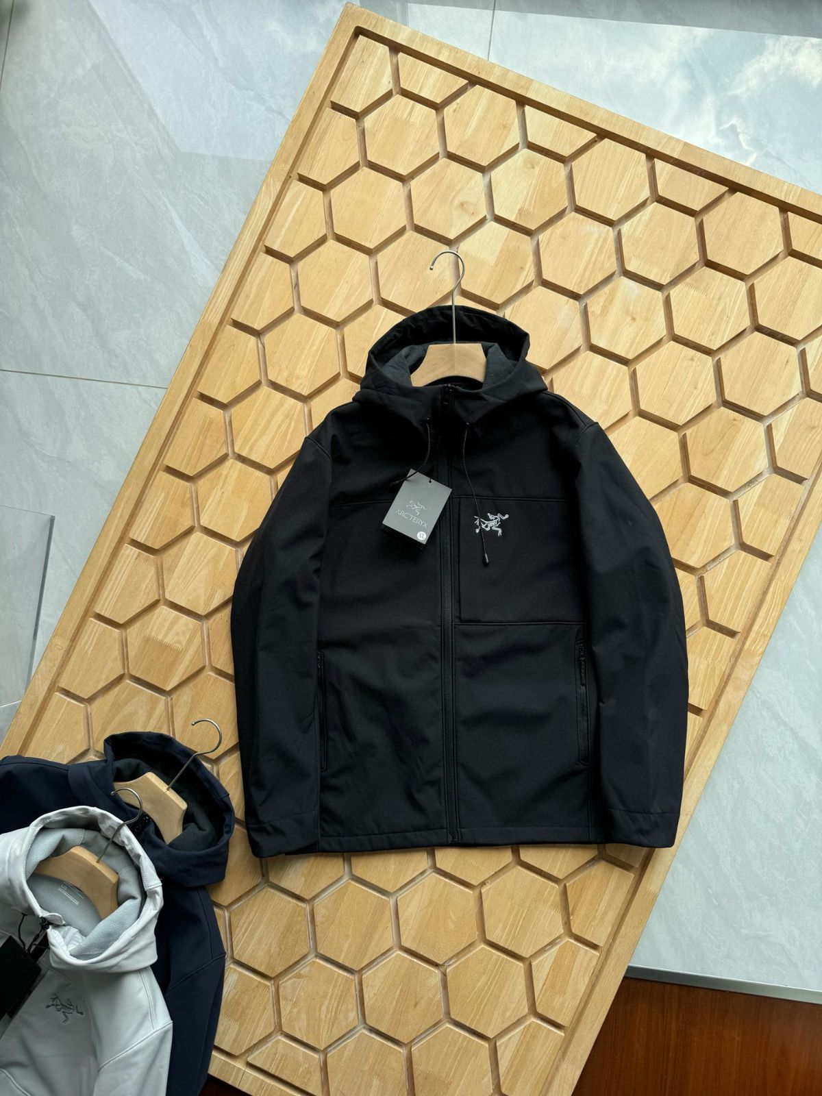 ARC'TERYX 秋と冬の新しいカップルモデルの刺繍アウトドアスポーツレジャーパッド入りソフトシェルジャケット