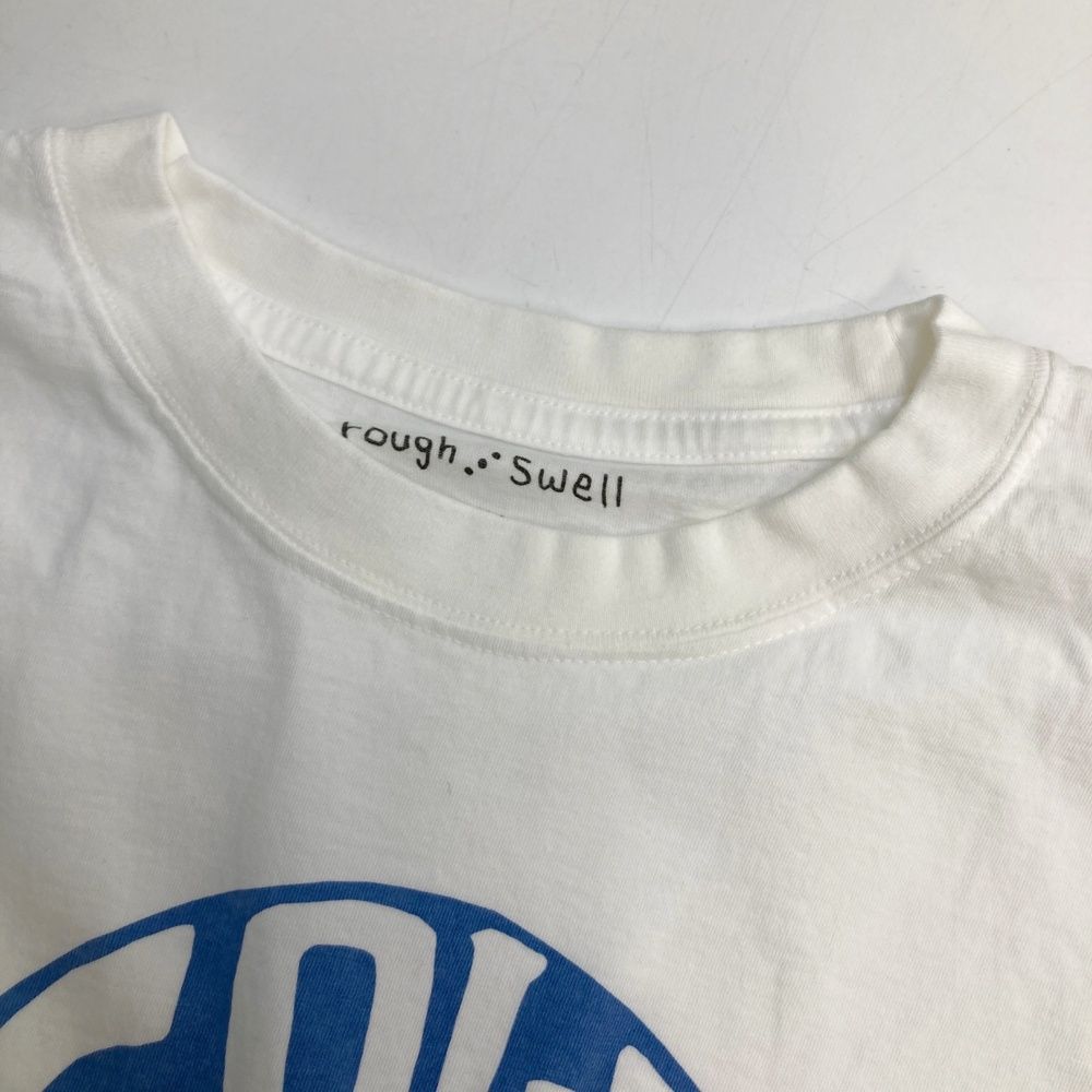 サイズ：S ROUGH&SWELL ラフアンドスウェル  半袖Tシャツ プリント  ホワイト系 [240101480257] ゴルフウェア メンズ ストスト サイズ：S ROUGH&SWELL ラフアンドスウェル 半袖Tシャツ