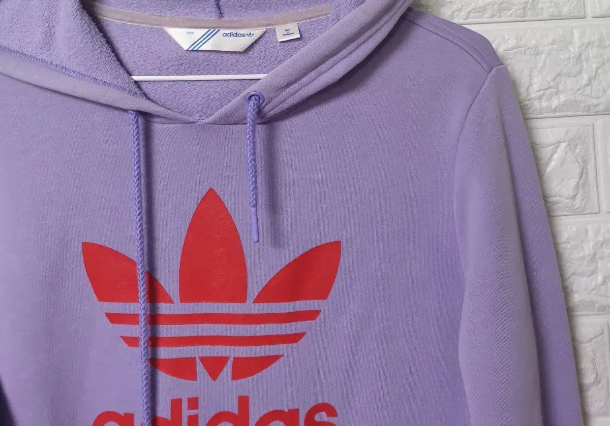 adidas(アディダス) フード付きTシャツ 販売しています