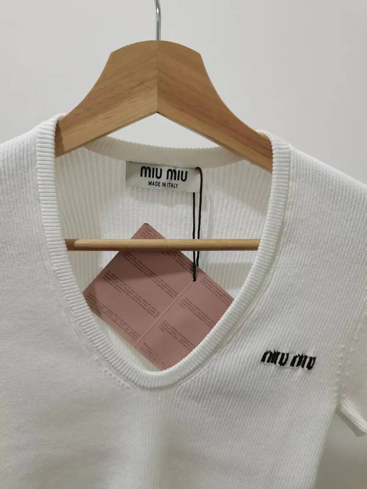 MIU MIU(ミュウミュウ) レディース 刺繍 ロゴ Vネック 半袖T