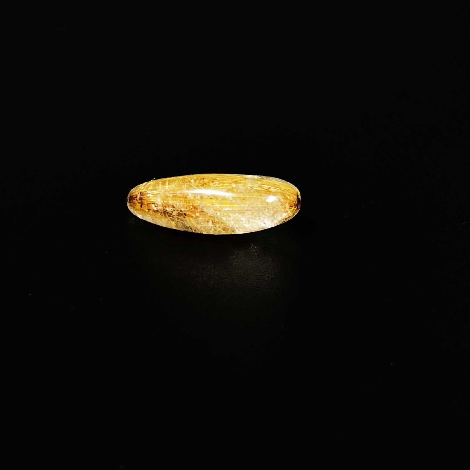 タイガールチルイチオシ 現品一点物 ゴールド タイチンルチル 勾玉 Ｍｒ４６ 極太金針水晶