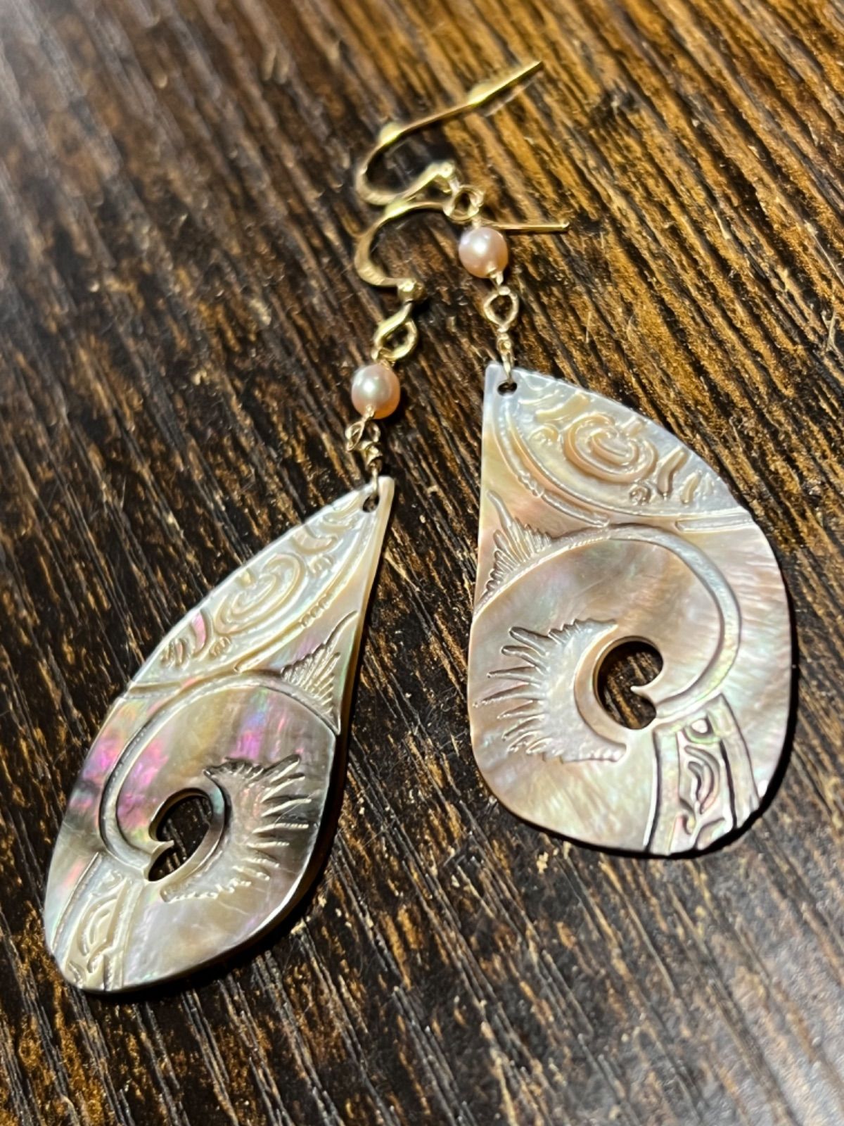 14kgfブラウンマザーオブパールカービングピアス/イヤリング 【公式通販】