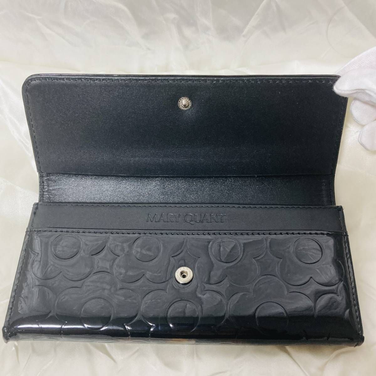 MARY QUANT マリークワント　ガマ口　エナメル　長財布 MARY QUANT マリークワント エナメル がま口長財布 ブラック 花柄