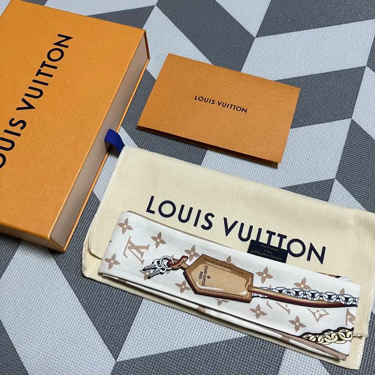 ルイヴィトン マルチカラー モノグラム シルク スカーフLOUISVUITTON