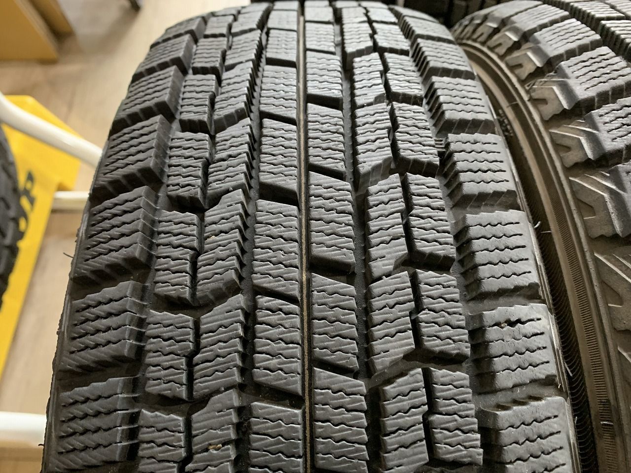 2403072】スタッドレス GOODYEAR ICE NAVI ZEA 175/65R15 2012年 7mm コンパクト アクア ヴィッツ ヤリス  スペイド ポルテ フィット スイフト キューブ カローラ 等 - メルカリ