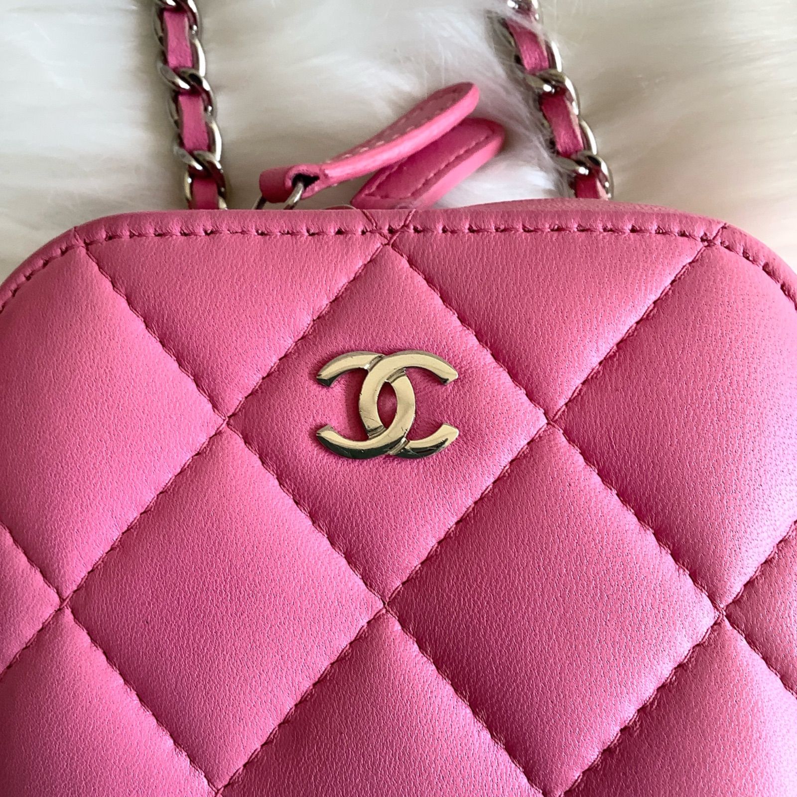 シャネル チェーンフォンポーチ