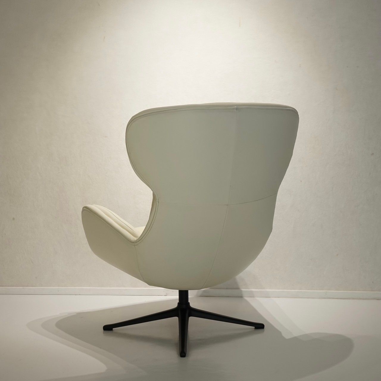 か*ん様 ボーコンセプト ラウンジチェア 1人掛けチェア Reno 　 本革(J BoConcept RENO CHAIR / ボーコンセプト レノ チェア 回転ベース