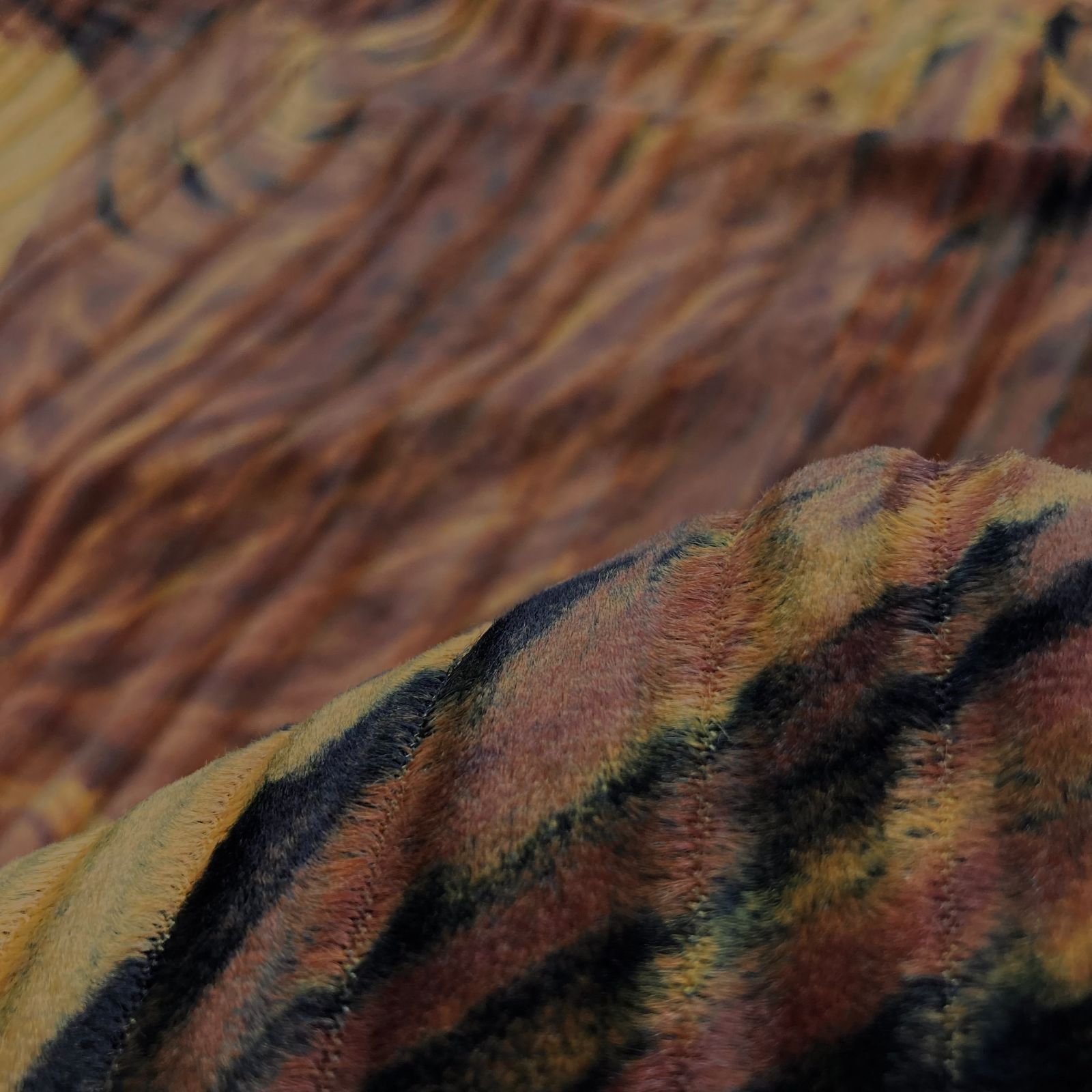 メーカー生産終了品【#1739】ストライプ柄カットベルベット生地  