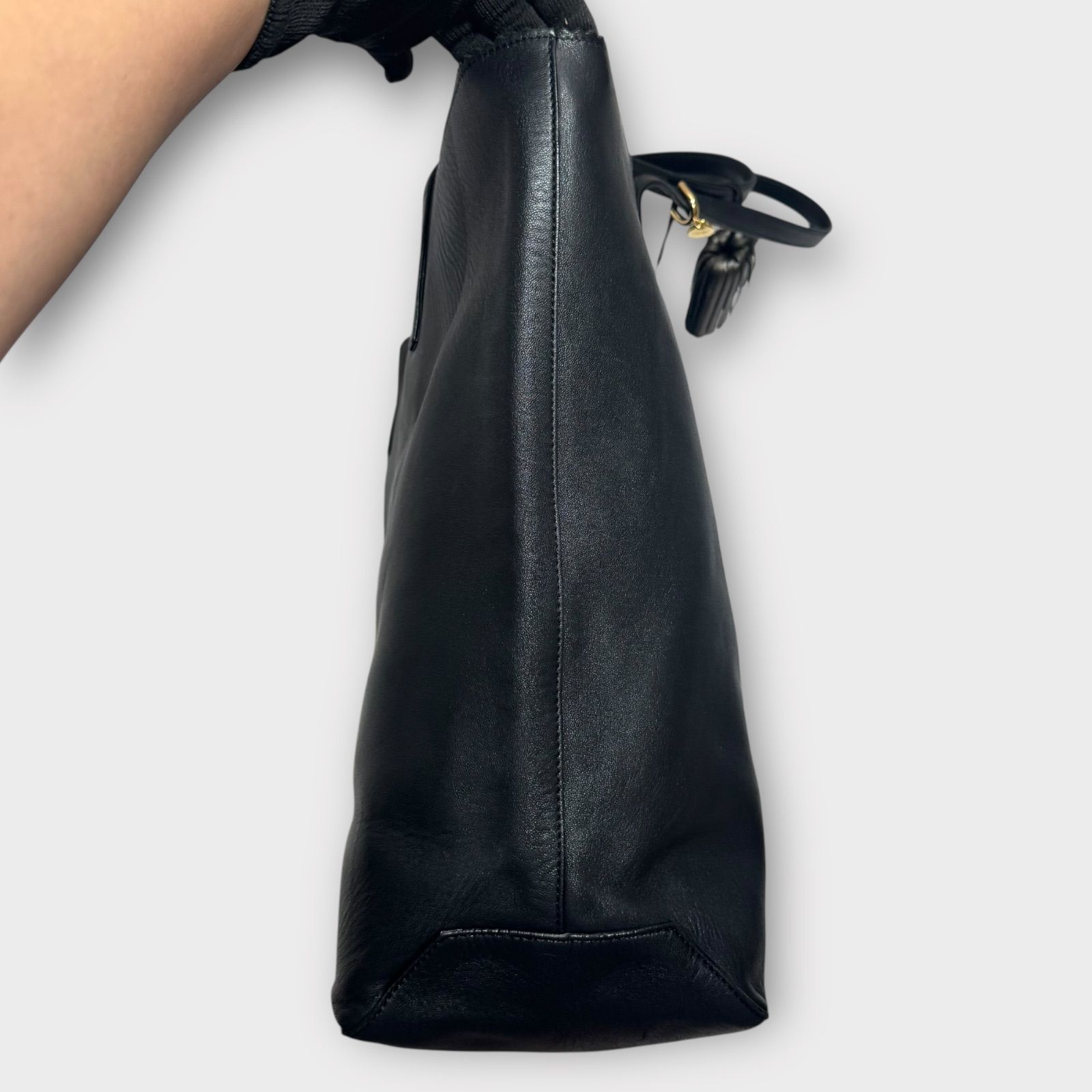 【極美品】ロエベ フリンジ ナッパレザー アナグラム ショルダーバッグ　黒 LOEWE ロエベ アナグラム フリンジタッセル ショルダーバッグ