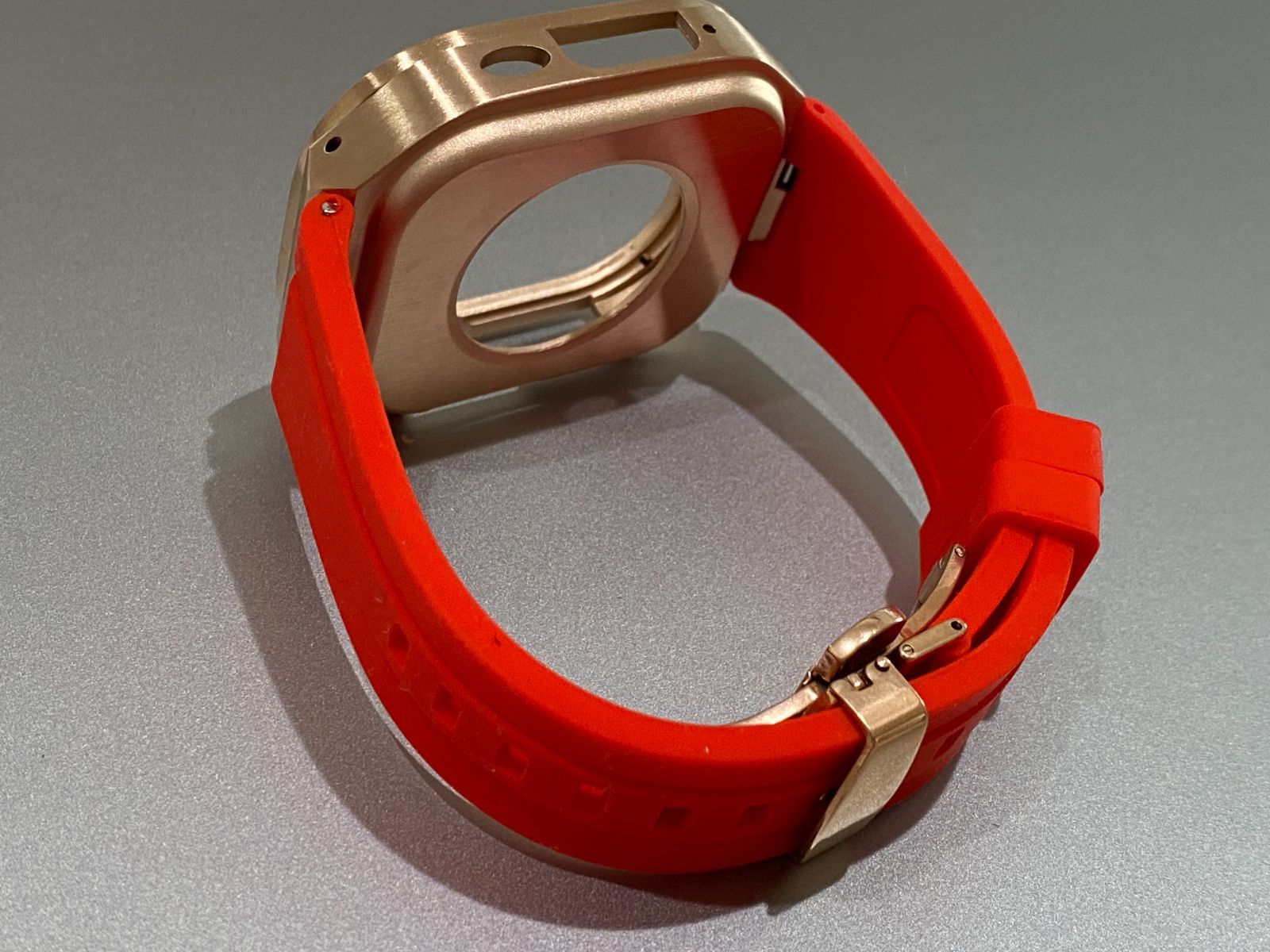 ローズゴールド×レッド★アップルウォッチバンド ラバーベルト カバー　ステンレス Apple Watch ケース 49mm ウルトラ　ultra スポーツ メンズ レディース キラキラ