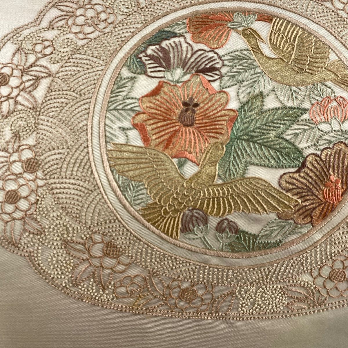 袋帯 美品 逸品 華文 草花 相良刺繍 金糸 銀色 お太鼓柄 正絹 【中古 