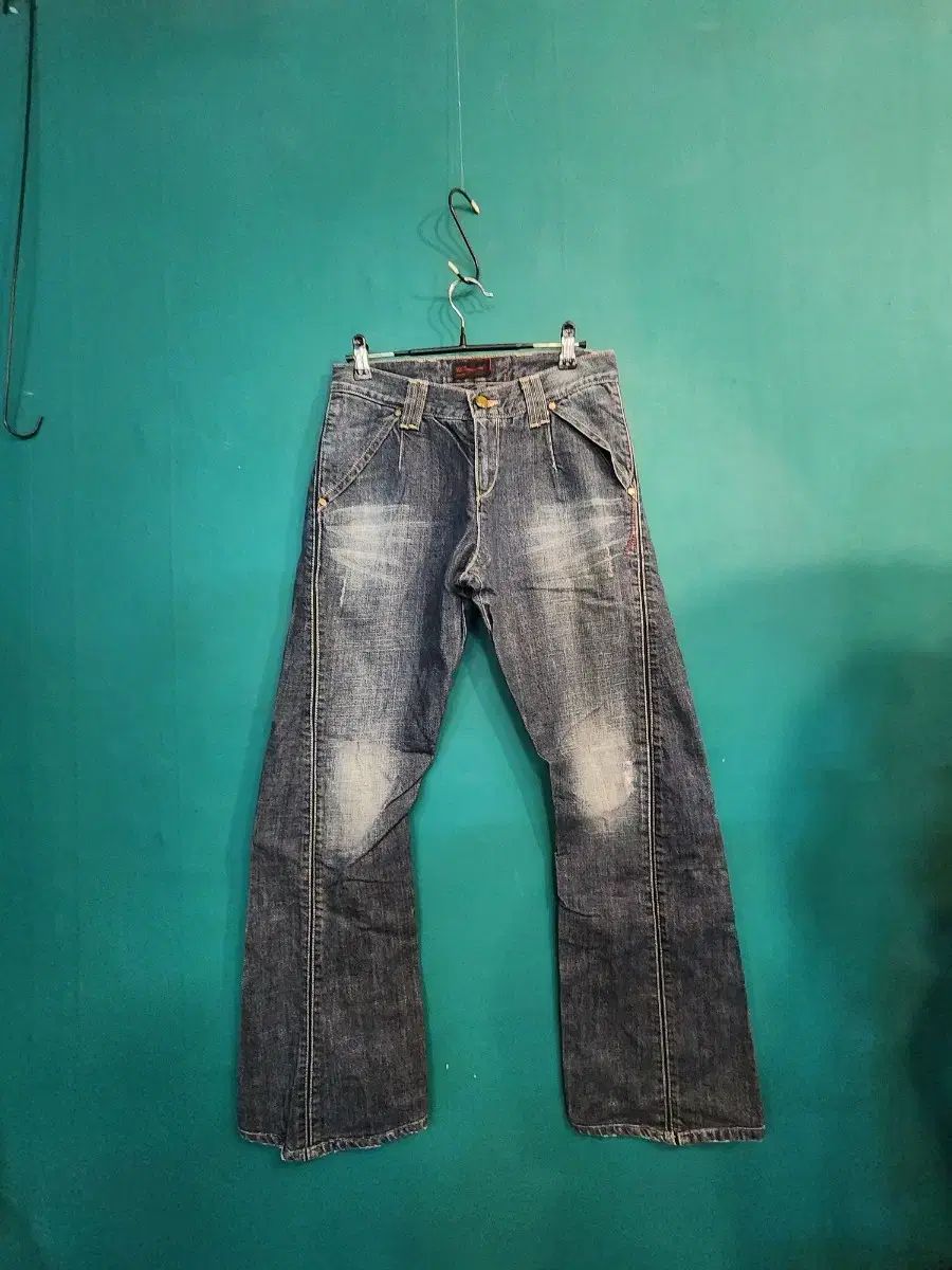 リーバイス エンジニアード レディース ウォッシュ ブーツカット デニム