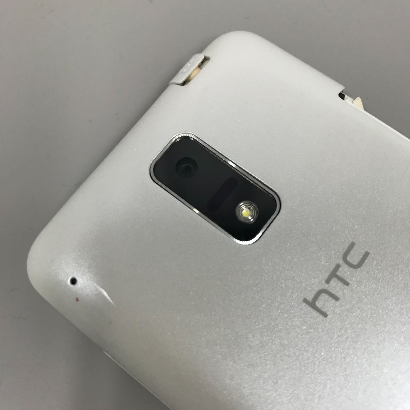 【ジャンク品】HTC J ISW13HT ●動作：問題なし、初期化済み●状態：ジャンク品　画面割れ、充電口キャップ無し ●容量：16GB● 色：ホワイト☆20