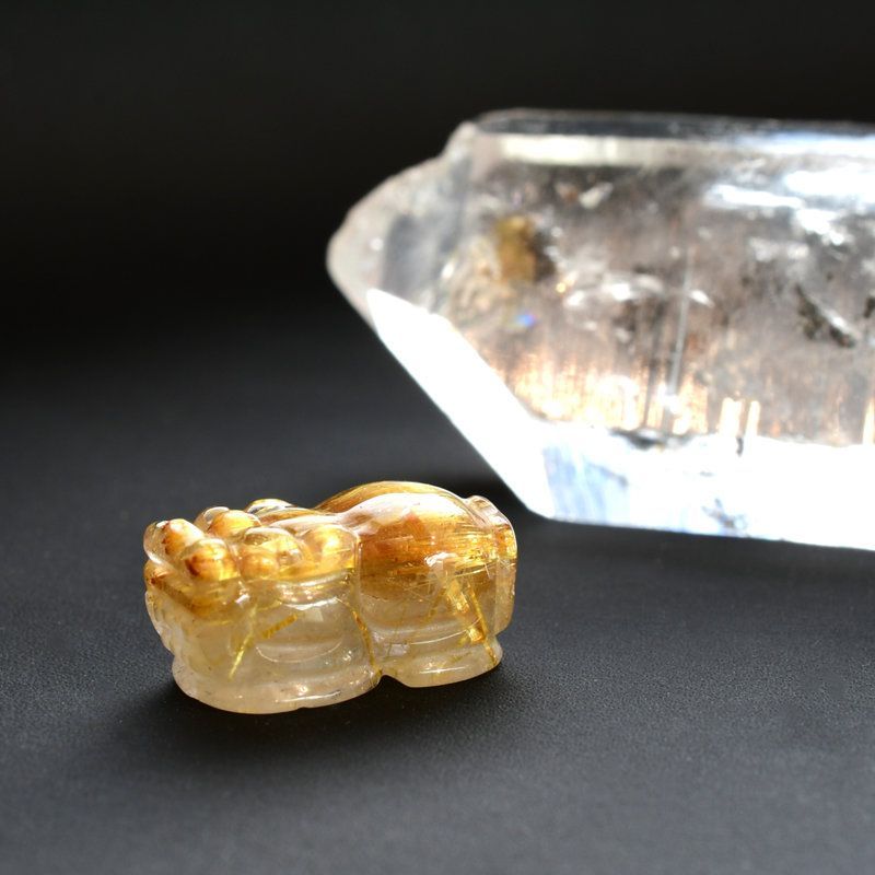 太金針の圧倒的オーラ 1点物 ゴールド タイチンルチル クォーツ 貔貅 ヒキュウ GHHKU8 4g 金運 仕事運 交渉 勝負運 邪気払い お守り ご褒美 天然石ビーズ 貫通穴あり ルチルクォーツ 効果 京海堂 天然石の卸 京の蔵