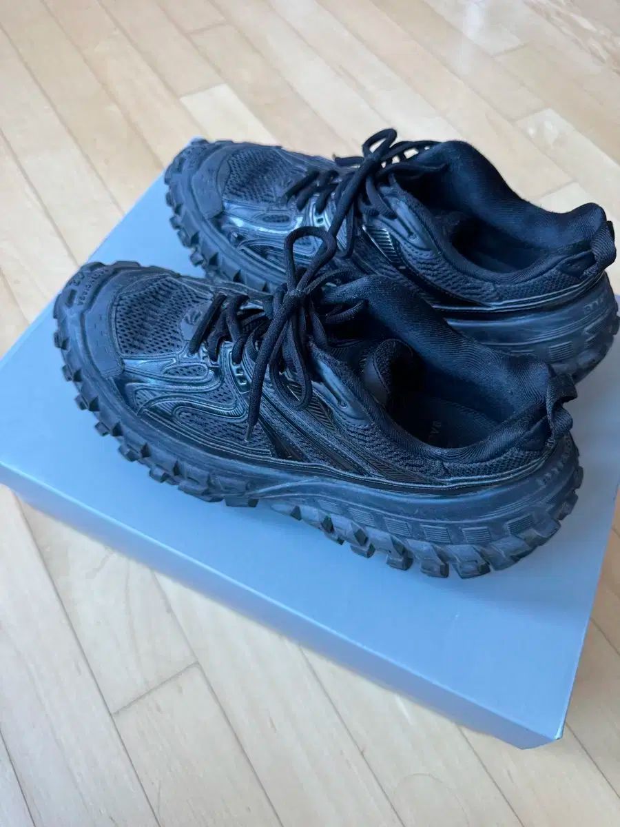 出品 BALENCIAGA(バレンシアガ) ディフェンダー 42 - メルカリ