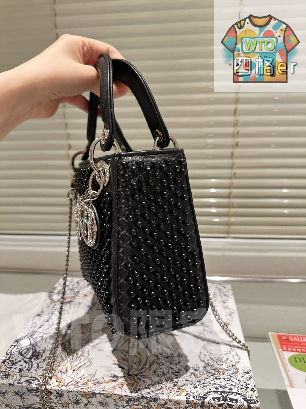 Dior【日本限定】レディディオール❣️ウォレット‼️新品未使用BOXショッパー付❣️ 今日WTO】Dior Lady Dior Sheepskin Bag with Foldable Gift Box