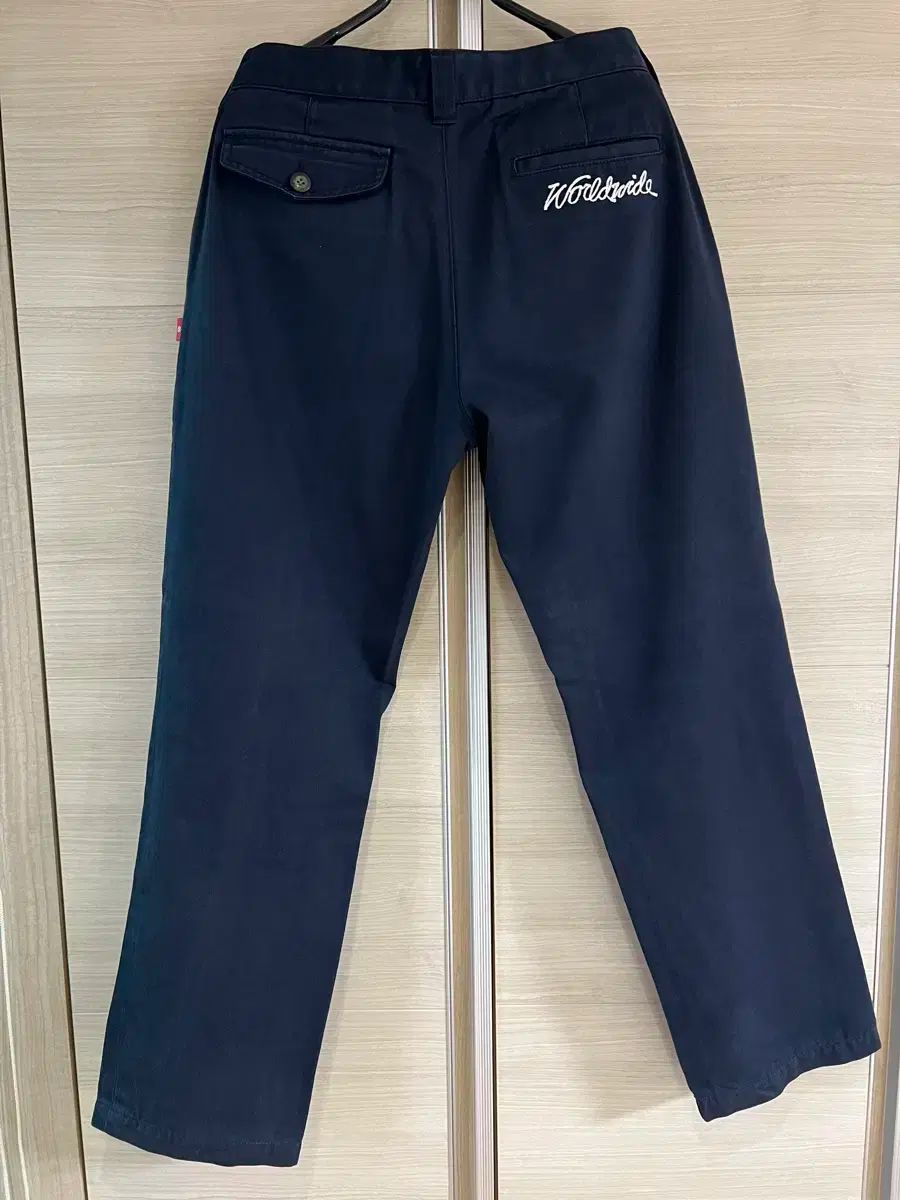 32 STUSSY ステューシー 世界的に 刺繡 ロゴ ネイビー チノ