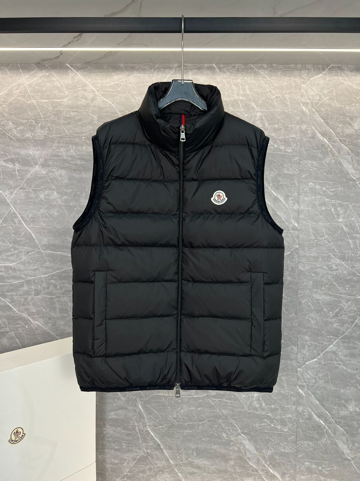 【大人気！】MONCLER☆ジッパークロージャー軽量ダウンベスト MONCLERモンクレール ? 袖なしダウンベスト｜本日限定特価｜新品