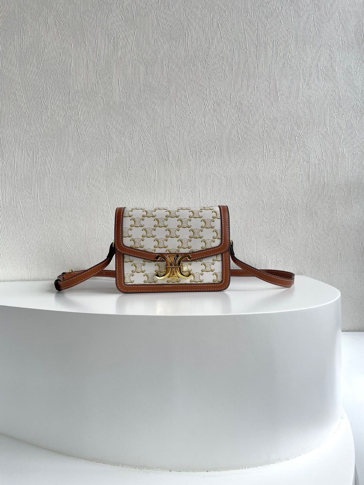 今日 CELINE セリーヌ トリオンフ 紡織カンヴァス × 小牛皮 ショルダーバッグ な価格で在庫あり -WTO輸入2