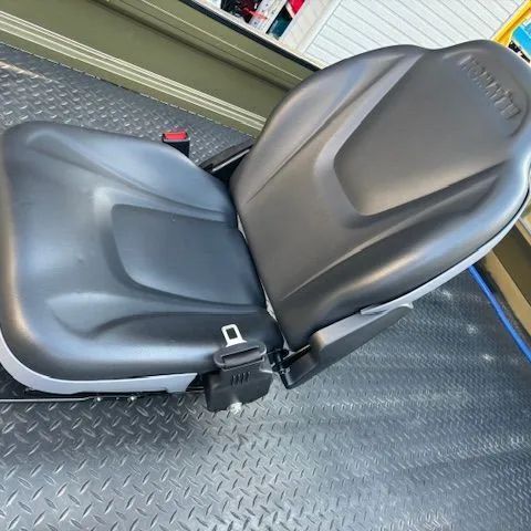 WA80 新車外し 小松 タイヤショベル用シート 座席 椅子 いす 運転席 純正品 コマツ KOMATSU ホイールローダー タイヤショベル - メルカリ