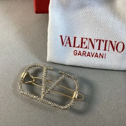 2025年最新】VALENTINO ヘアピンの人気アイテム - メルカリ