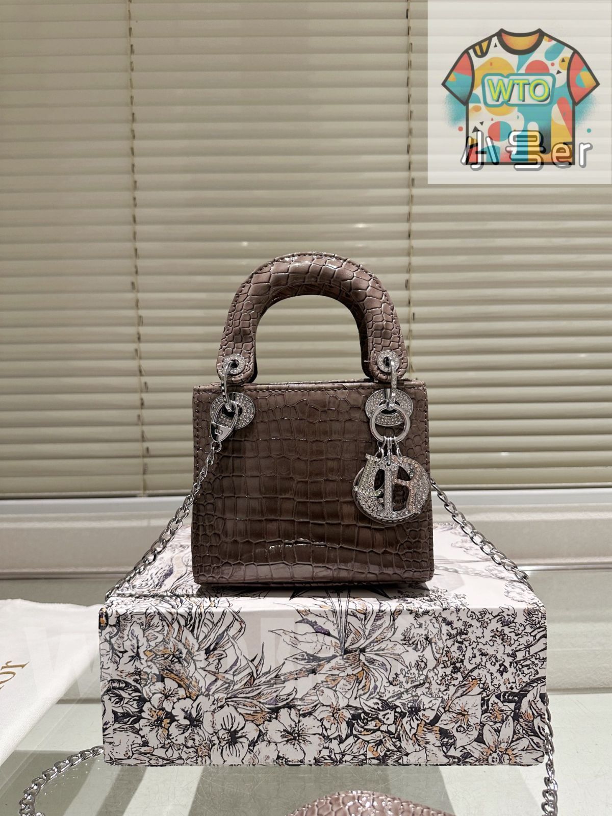 lady dior ミディアム バッグ BOX付き lady dior ミディアム バッグ ホリデーBOX付き - メルカリ