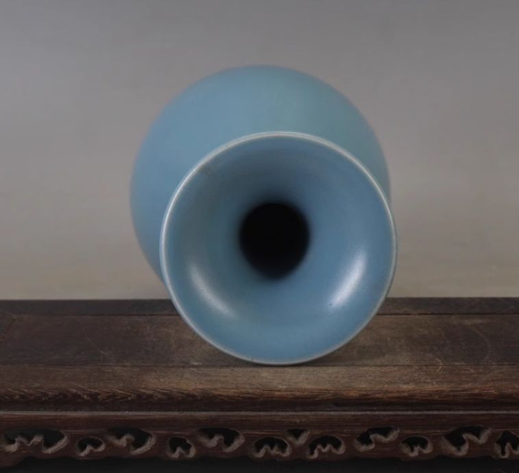 大清雍正天藍釉玉壺春瓶  景徳鎮 陶磁器 装飾品 工芸品 美術品 置物 大清雍正天藍釉玉壺春瓶 景徳鎮 陶磁器 装飾品 工芸品 美術品 置物 大