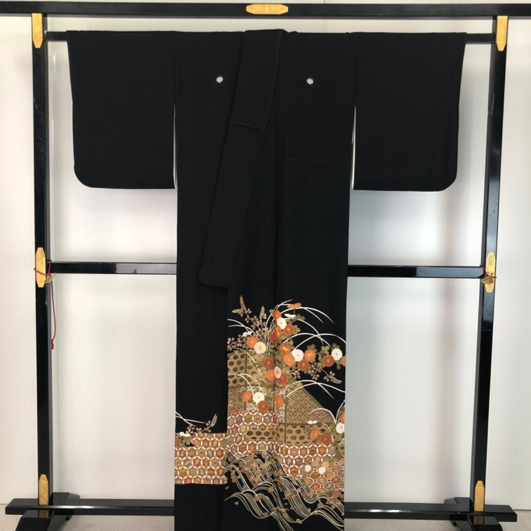 黒留袖 宝尽くし 松花模様 七宝 亀甲 蜀江 金彩 金駒刺繍 KK-1551 黒留袖 エ霞に花七宝 宝尽くし 花模様 金駒刺繍 K-5205 - メルカリ