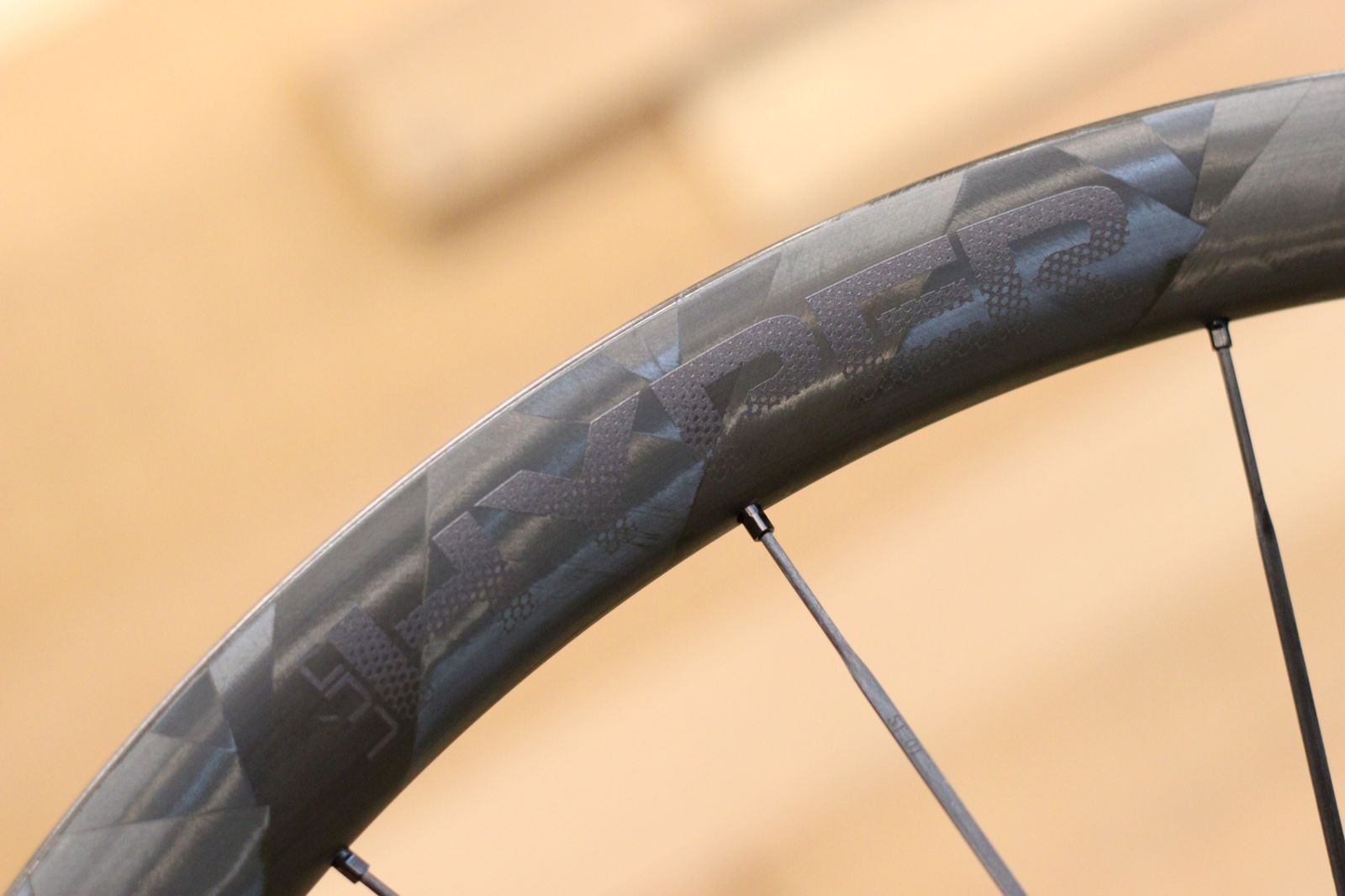 カーボン チューブレスレディ