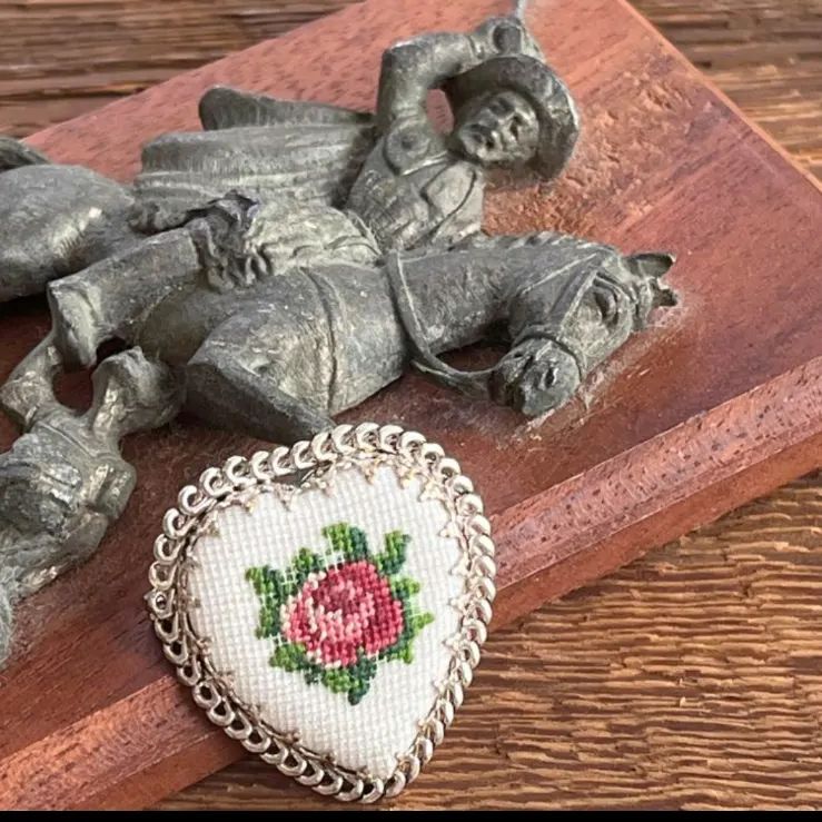 50's仏！プチポワン Petit point 薔薇 ローズ ハートブローチ - メルカリ