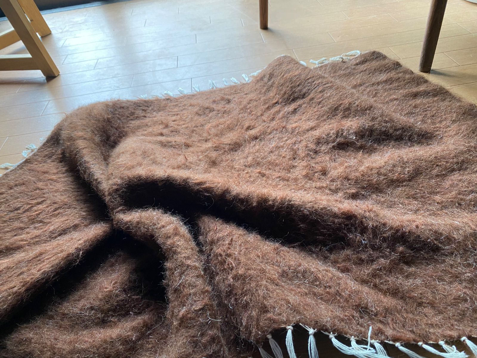 トルコのアンゴラヤギの毛モヘアで織り機で織られたシイルトバッタニイェ あまりない茶色の自然の色のバッタニイェミルクチョコレート色 日の当たり方によりお色が楽しめる エコで便利なバッタニイェ インテリアに 車やキャンプにも超便利 四季を通じて優れ物在庫1枚 MARWIL-DEMENAGEMENTS_CH