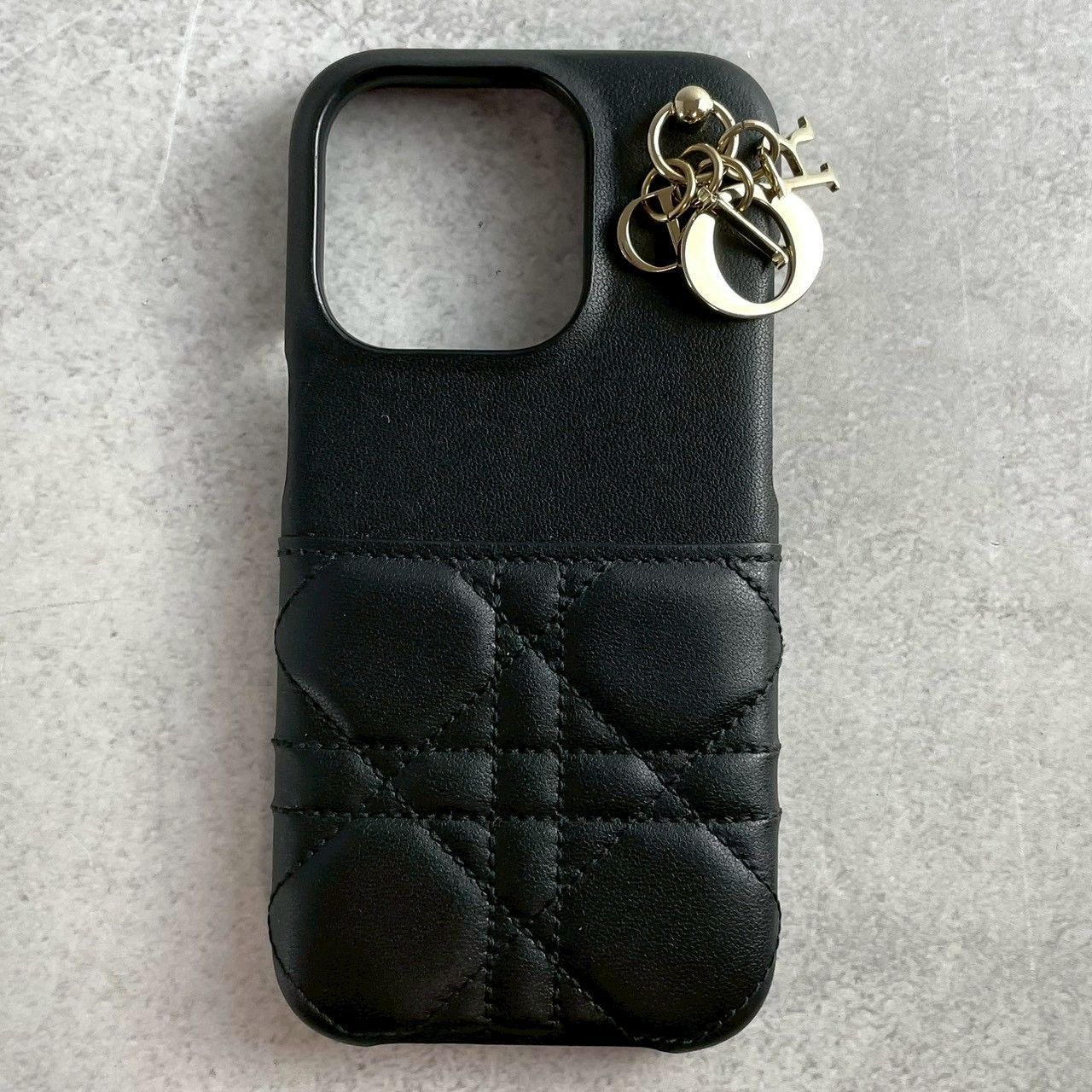人気 Christian Dior キルティング iphoneケース 14pro ブラック 黒 き ロゴチャーム ゴールド金具 スマホケース 携帯 イタリア製 カナージュ