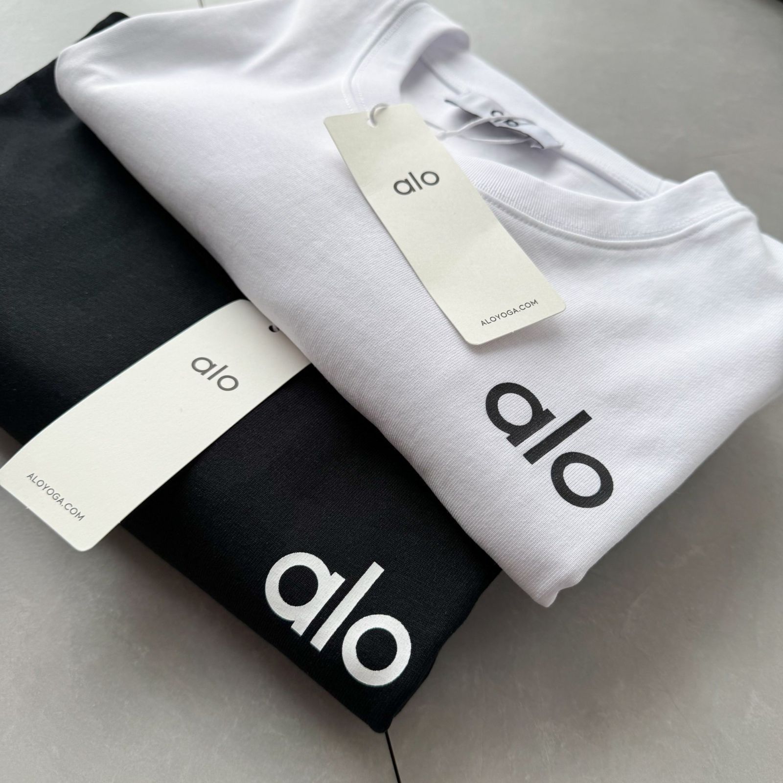 ✳︎最終値下げ✳︎新品未使用タグ付き　aloyoga アローヨガ　ベロアポロTシャツ 新品未使用】ALO Yoga アローヨガ ロゴTシャツ ユニセックス