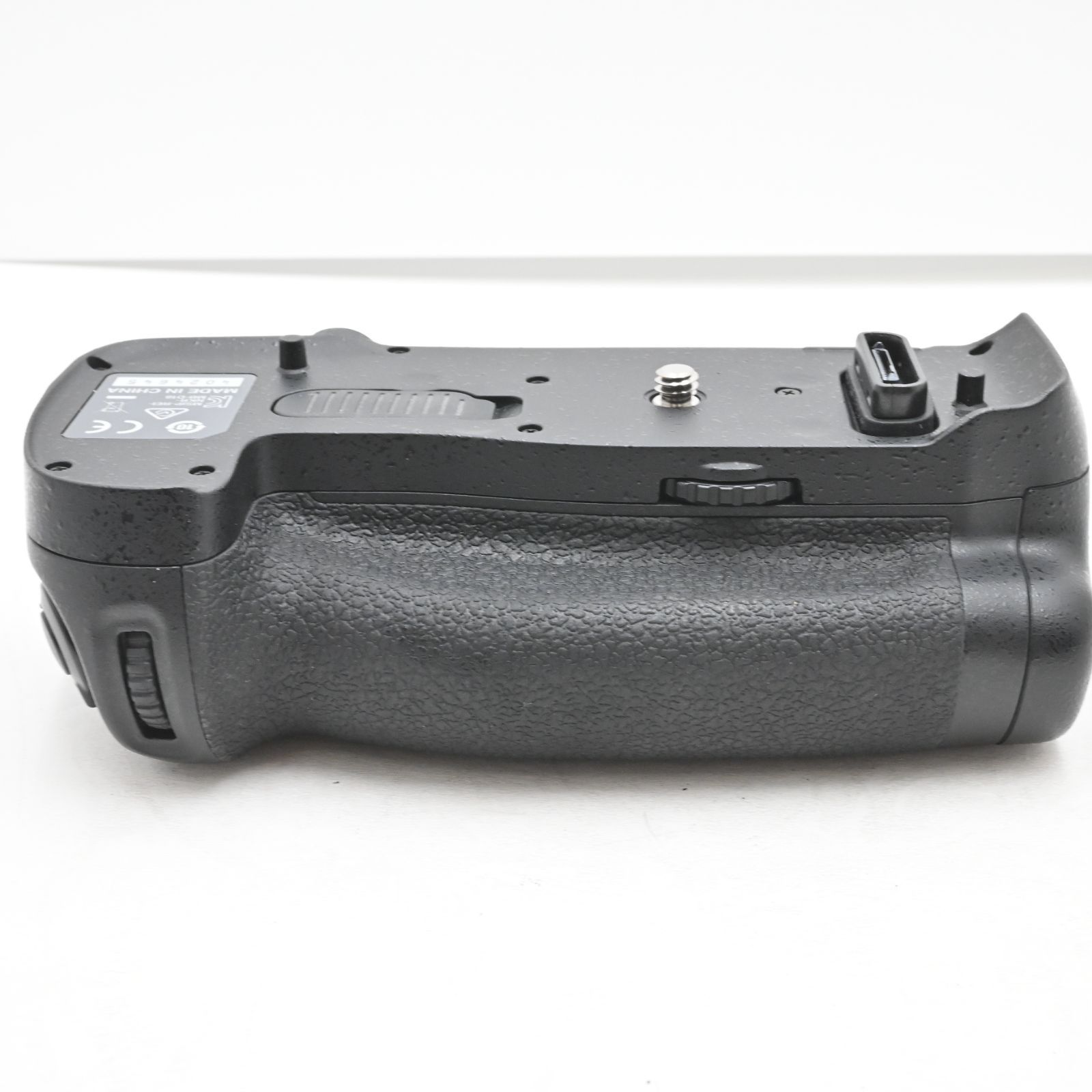 上品 Nikonマルチパワーバッテリーパック MB-D18