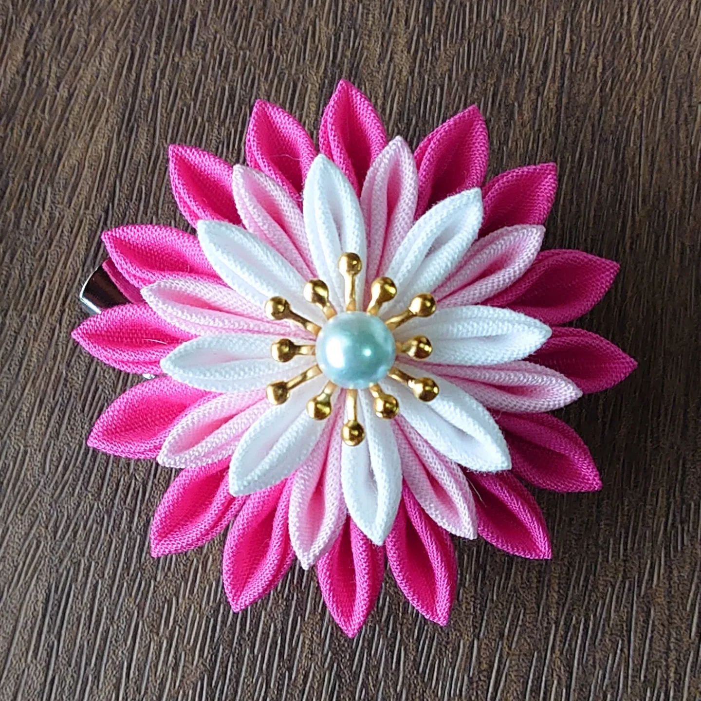 つまみ細工 ダリアのヘアクリップ・ブローチ【完成品】 - メルカリ